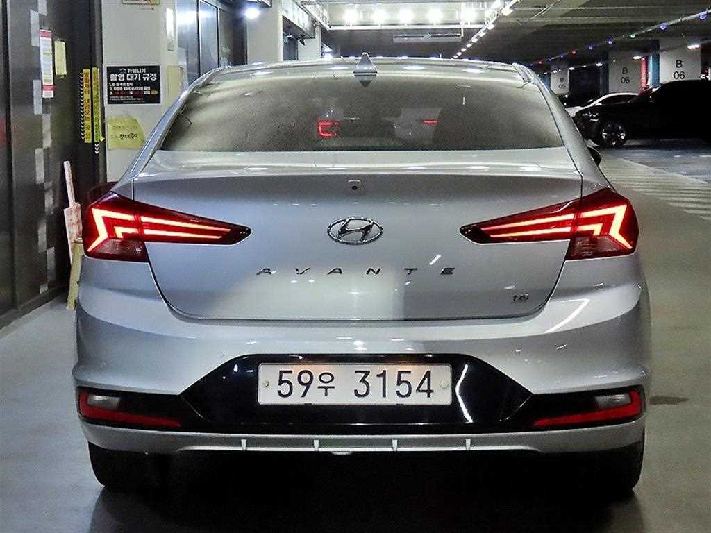 HYUNDAI Avante - Vista 5