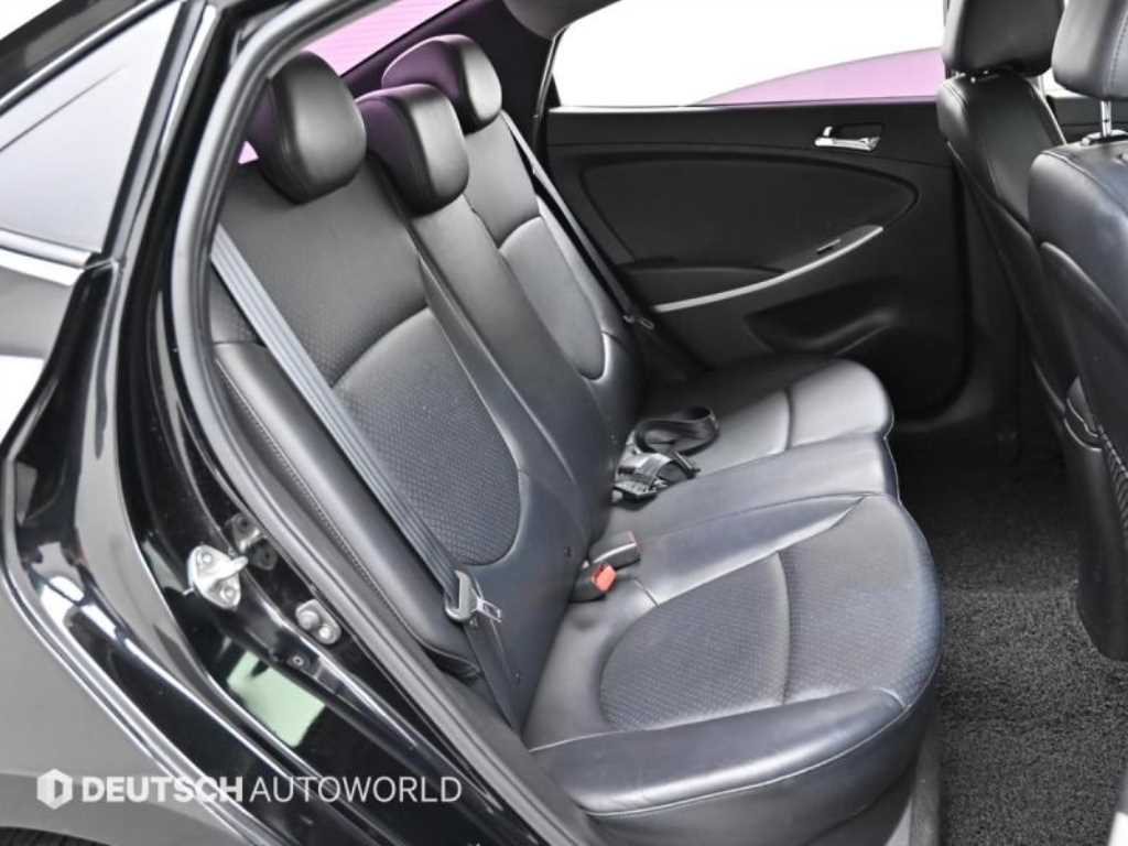 HYUNDAI Accent - Vista 12