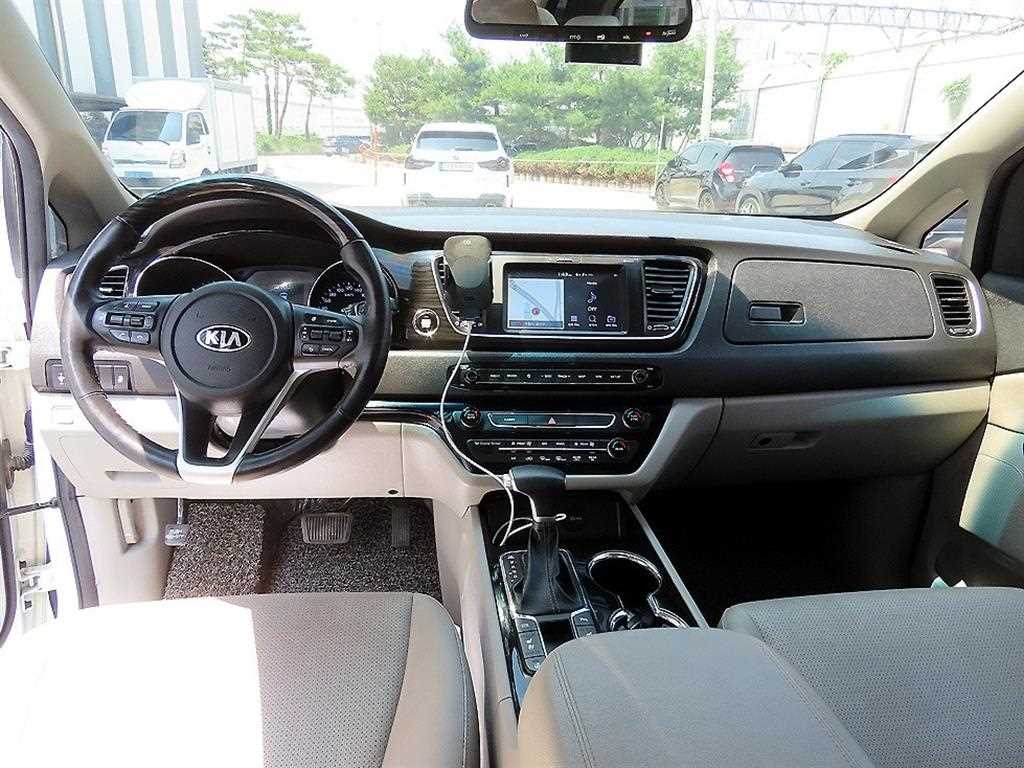 KIA Carnival - Vista 7