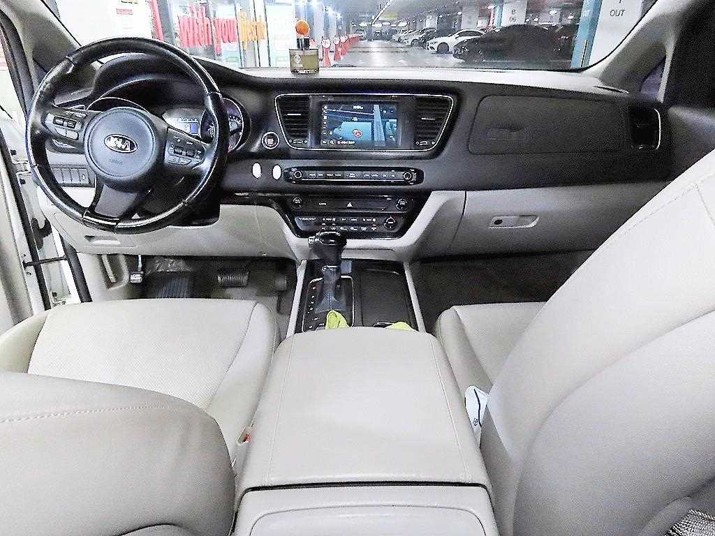 KIA Carnival - Vista 10