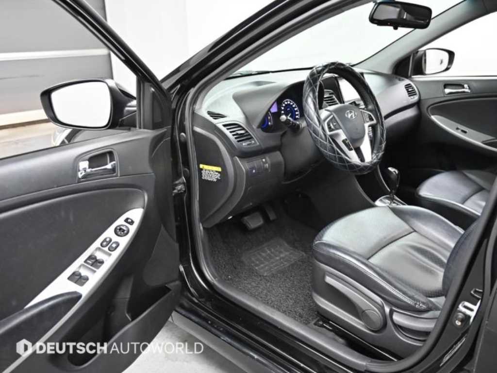HYUNDAI Accent - Vista 11