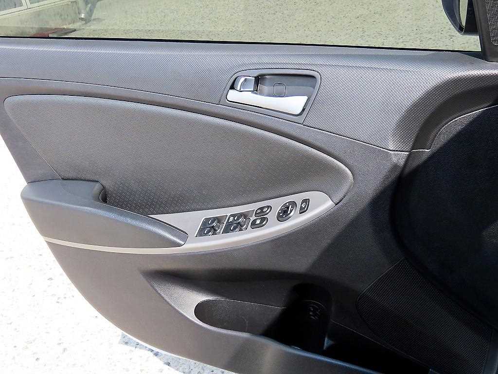 HYUNDAI Accent - Vista 11