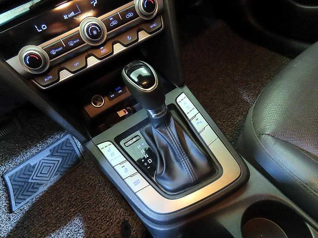 HYUNDAI Avante - Vista 12