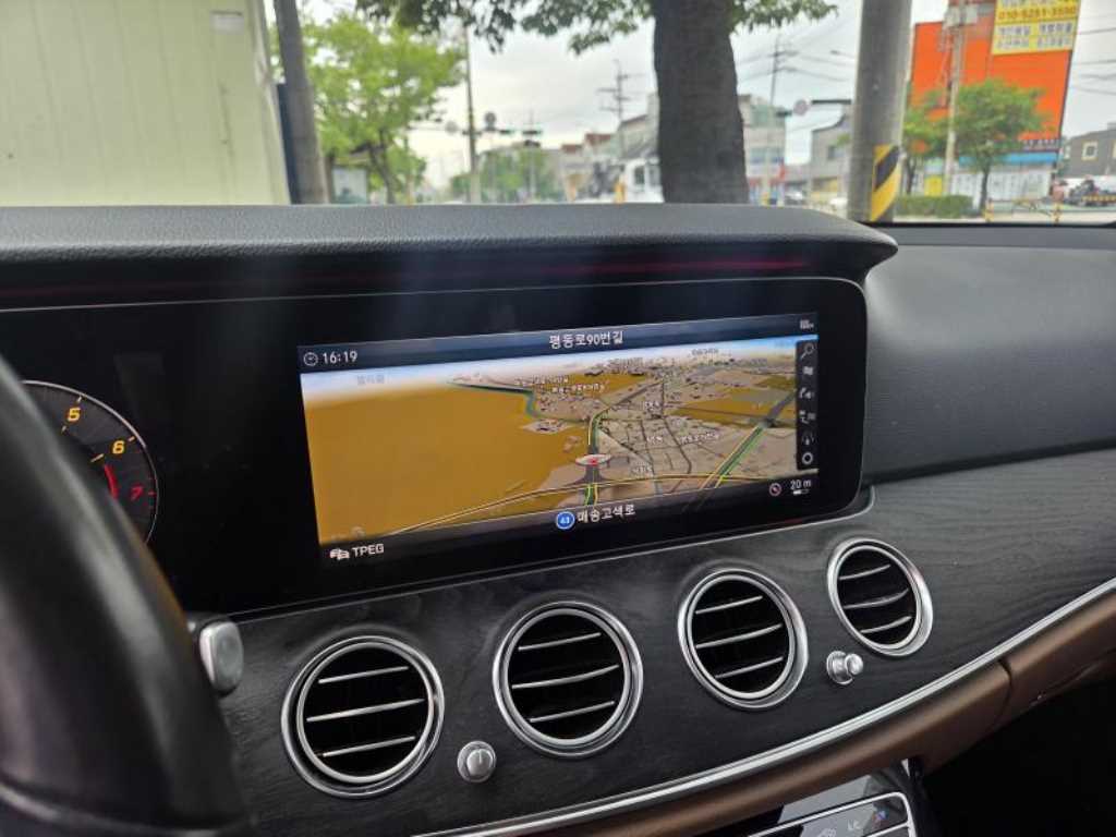 Mercedes Benz E class - Vista 8
