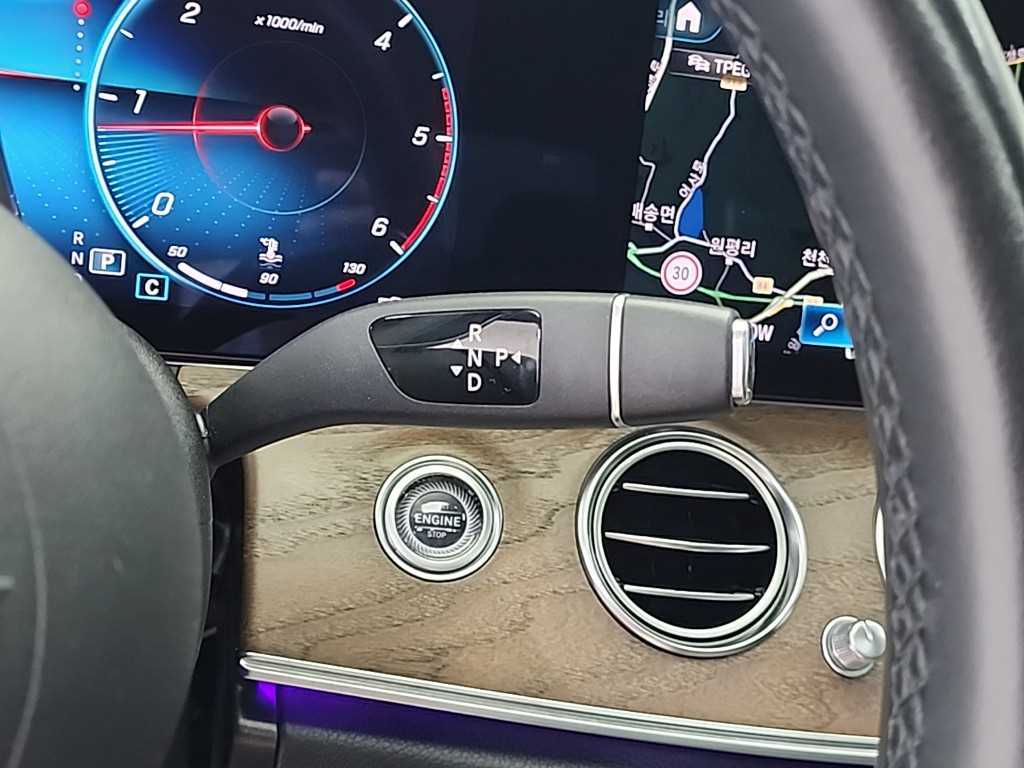 Mercedes Benz E class - Vista 8