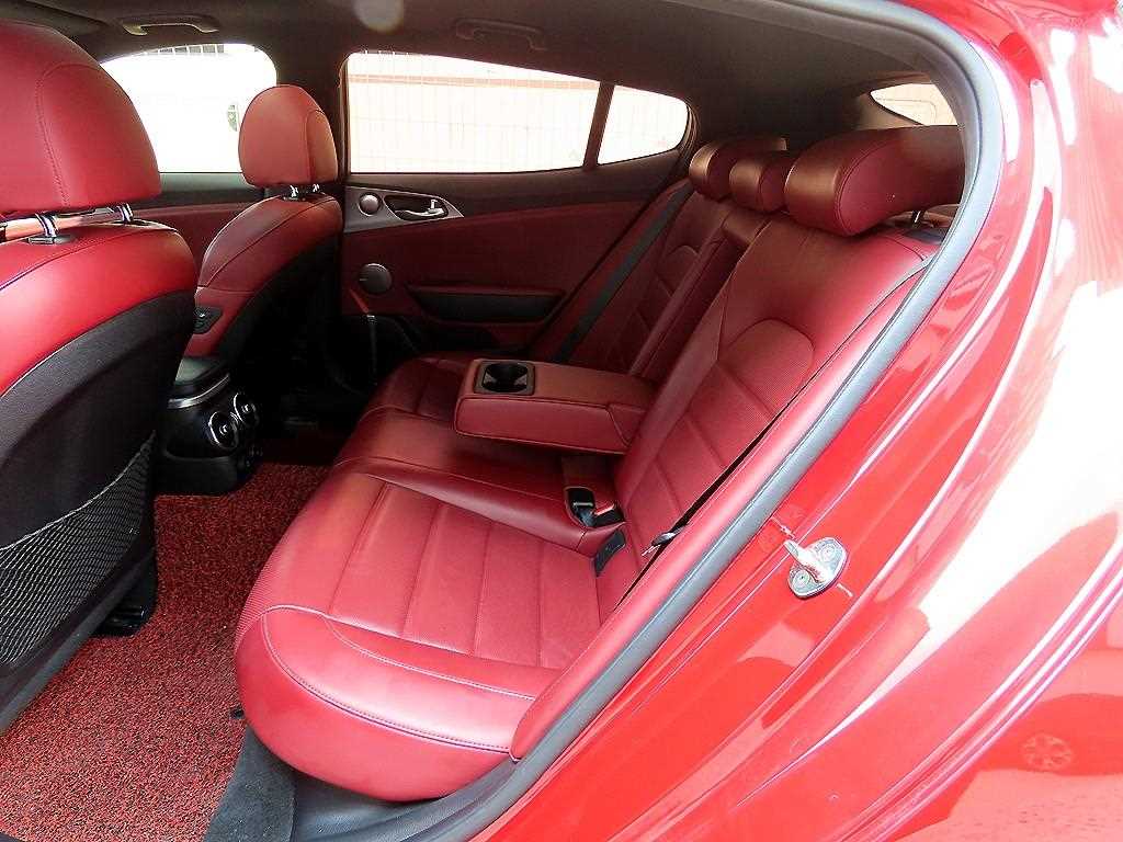 KIA Stinger - Vista 6