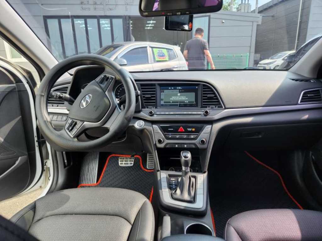 HYUNDAI Avante - Vista 11