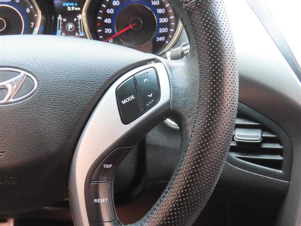 HYUNDAI Avante - Vista 12