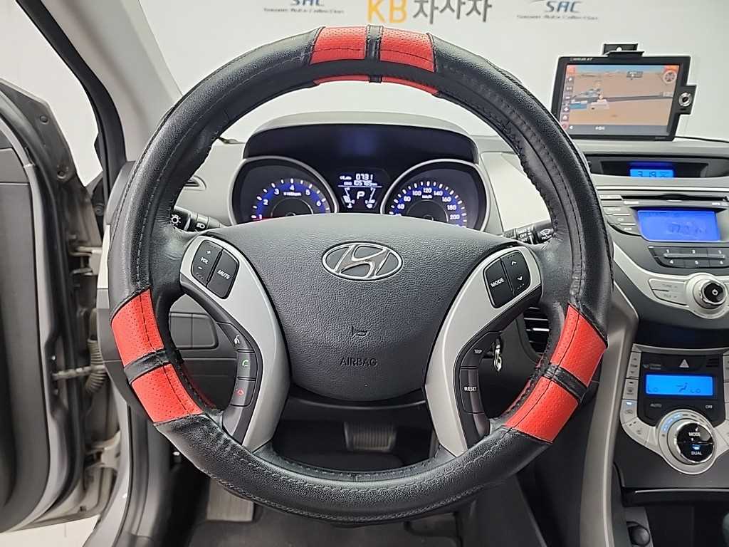 HYUNDAI Avante - Vista 9