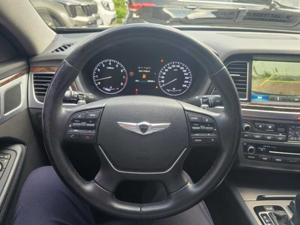 HYUNDAI Genesis - Vista 5