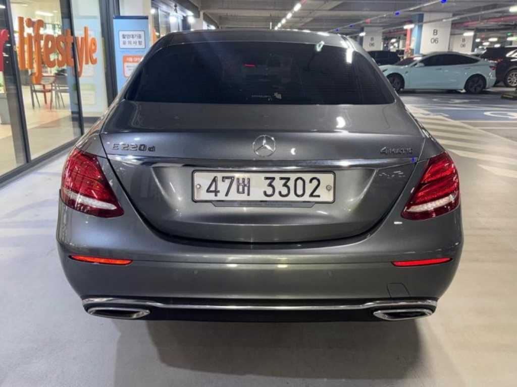 Mercedes Benz E class - Vista 5