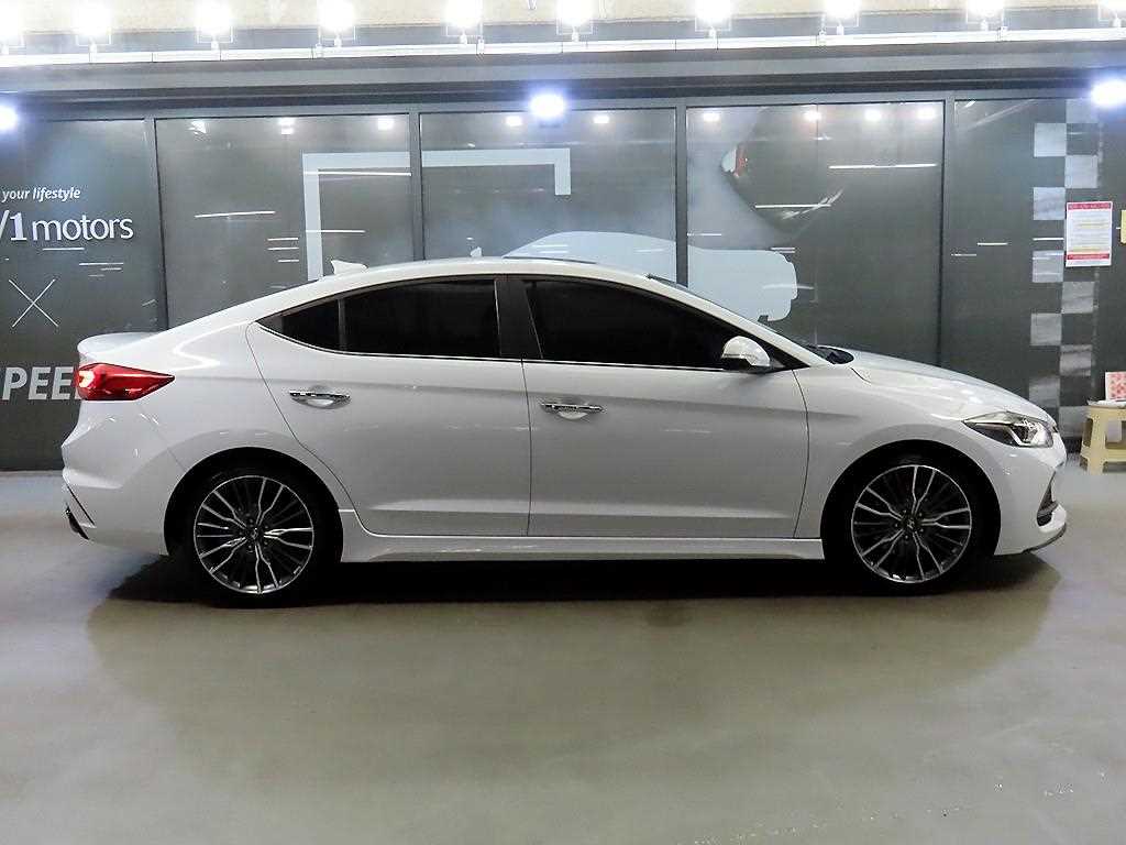 HYUNDAI Avante - Vista 3