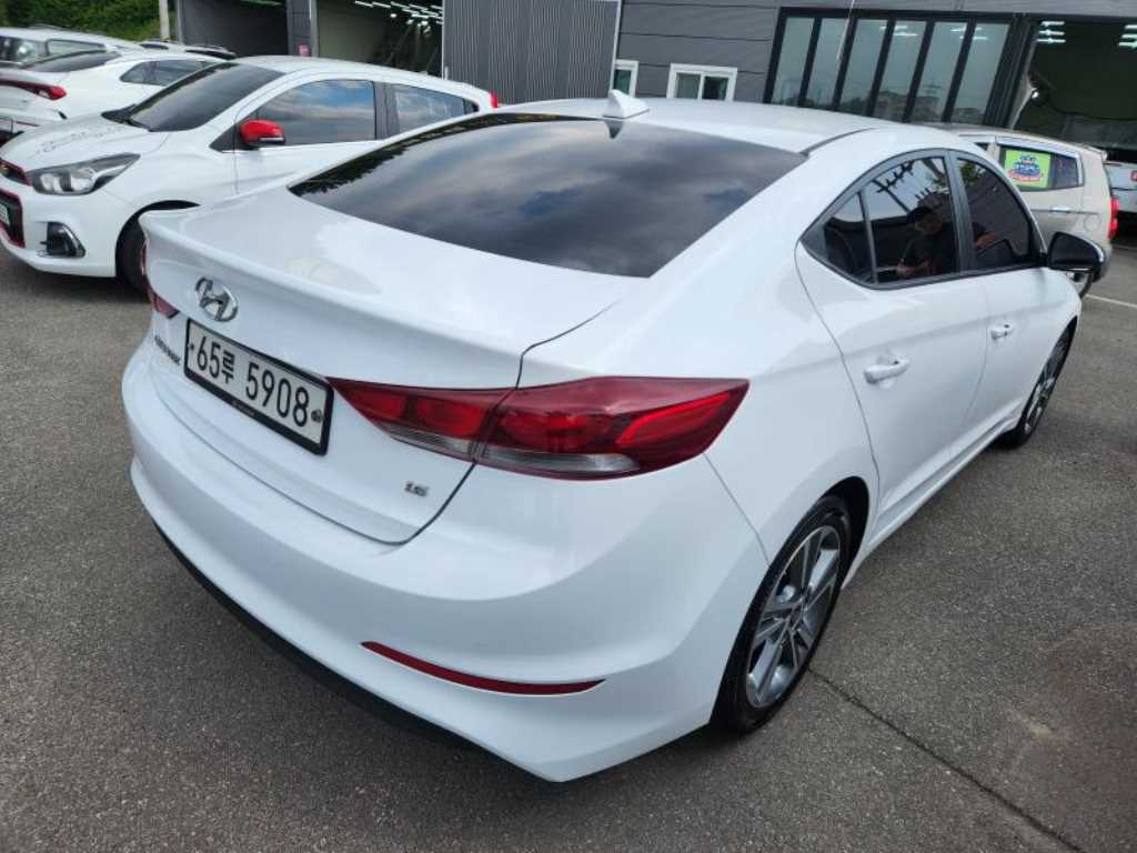HYUNDAI Avante - Vista 7
