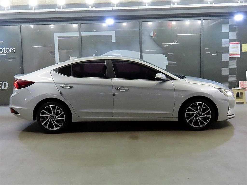 HYUNDAI Avante - Vista 3