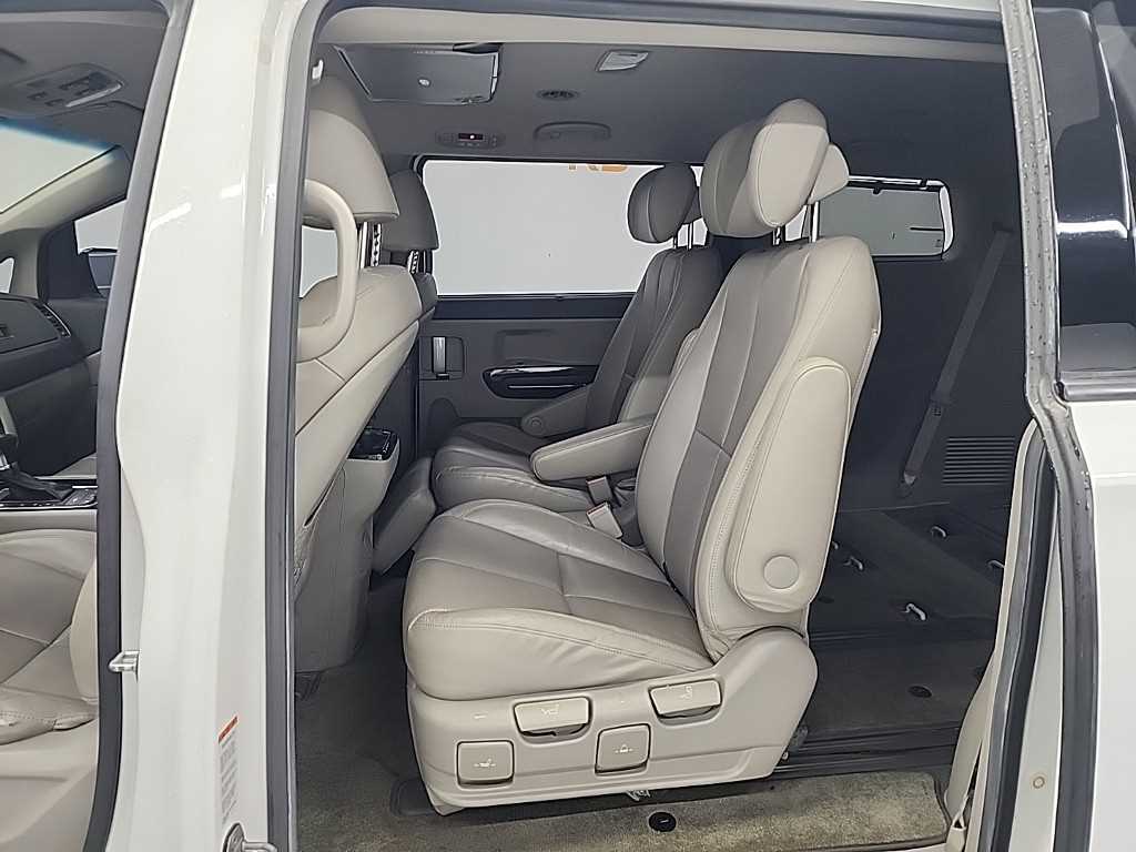 KIA Carnival - Vista 12