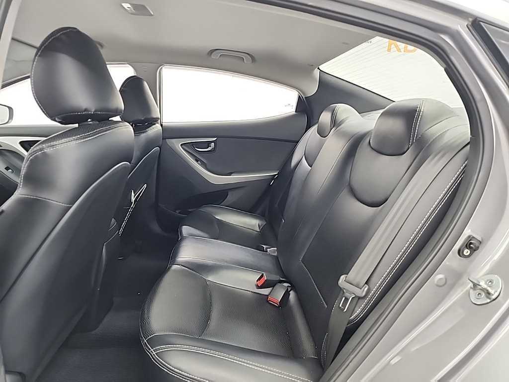 HYUNDAI Avante - Vista 12
