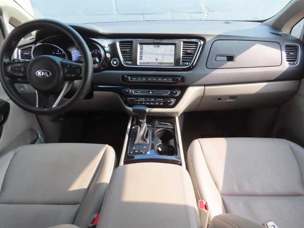 KIA Carnival - Vista 8
