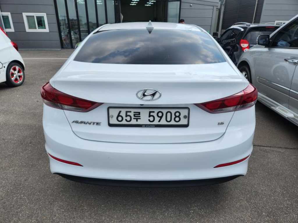 HYUNDAI Avante - Vista 6