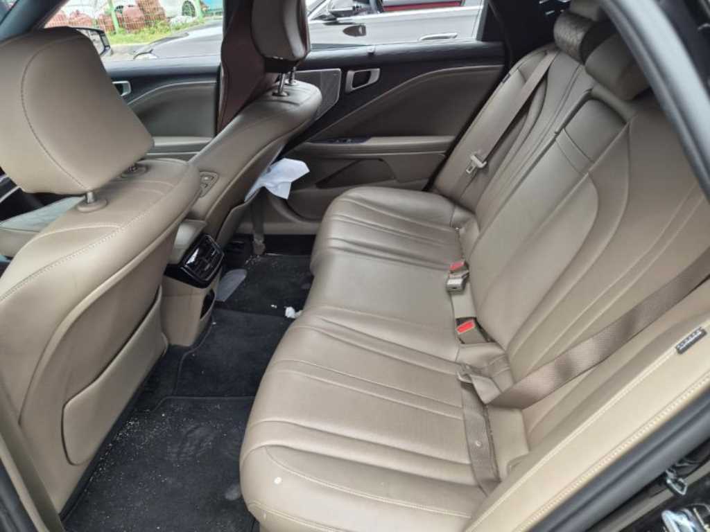 KIA K8 - Vista 7