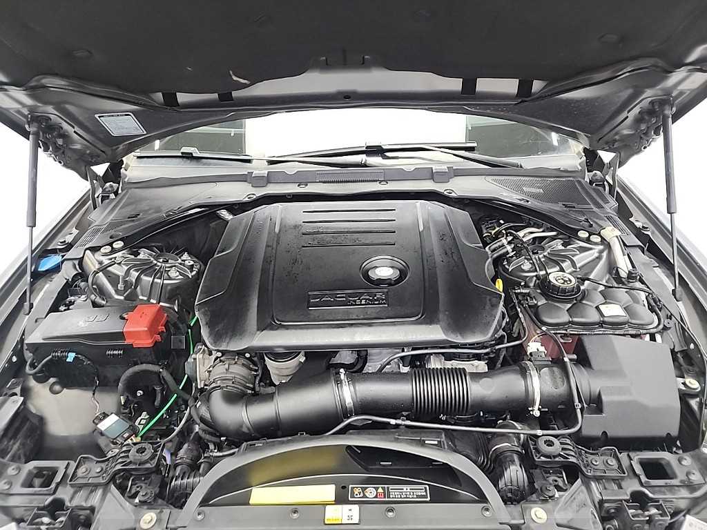 Jaguar XE - Vista 5