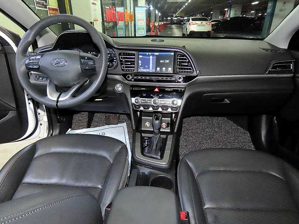 HYUNDAI Avante - Vista 10