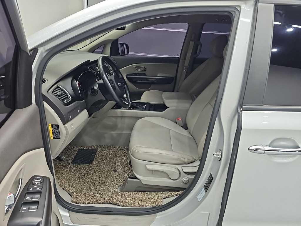KIA Carnival - Vista 11
