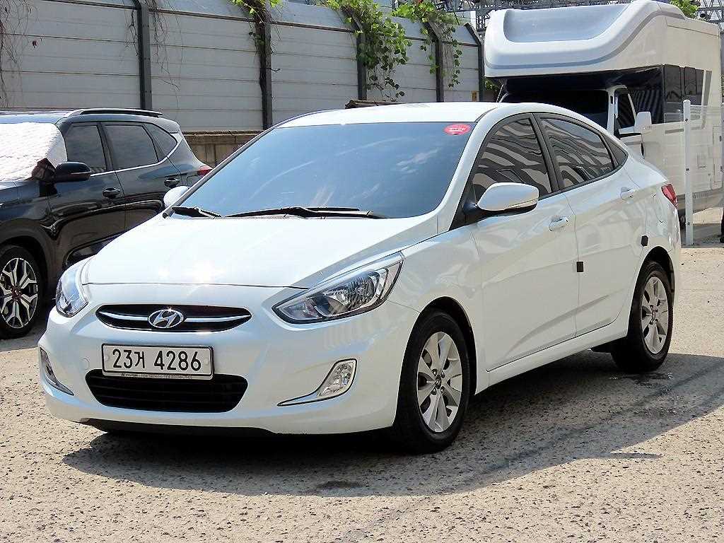 HYUNDAI Accent - Vista 2