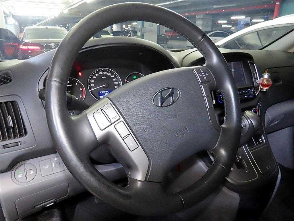 HYUNDAI Starex - Vista 8