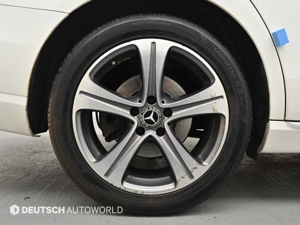 Mercedes Benz E class - Vista 5