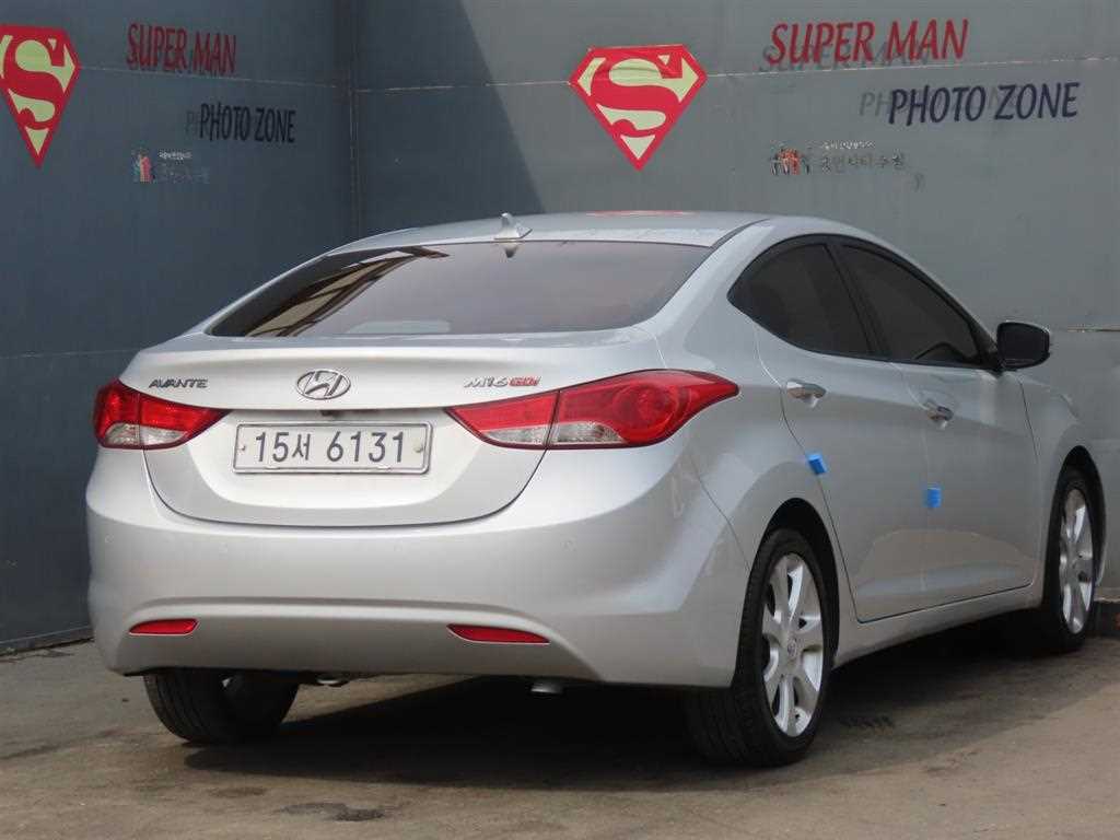 HYUNDAI Avante - Vista 3