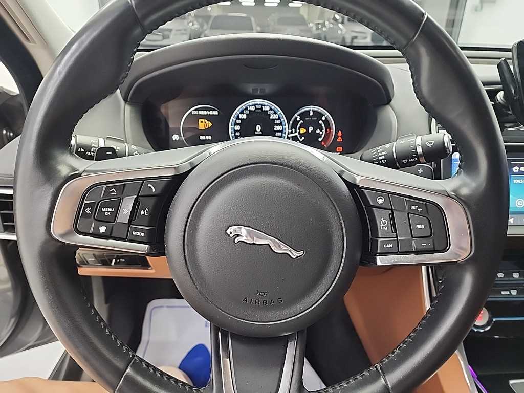 Jaguar XE - Vista 9