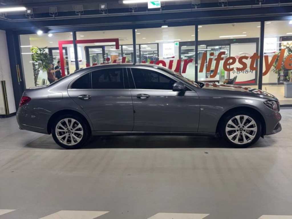 Mercedes Benz E class - Vista 3