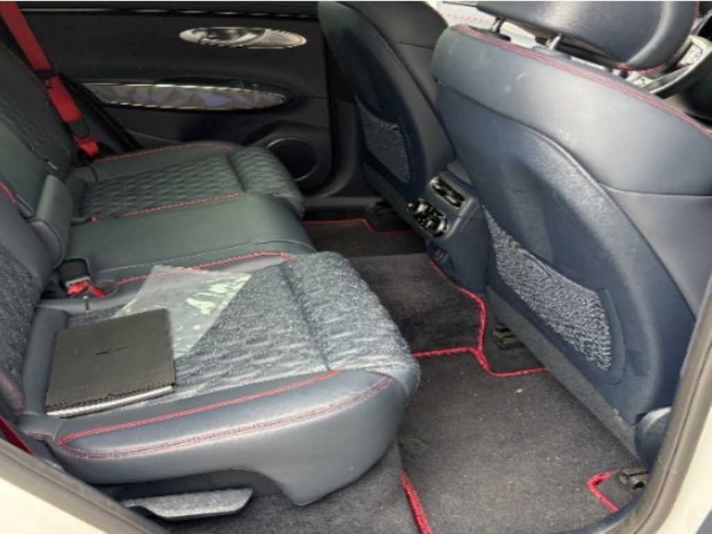 Genesis GV70 - Vista 5