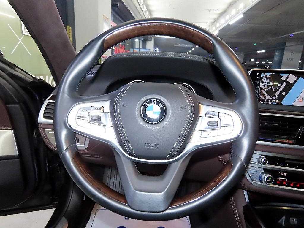 BMW 7 Series - Vista 8