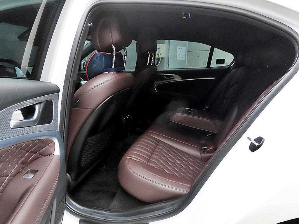 Genesis G70 - Vista 6