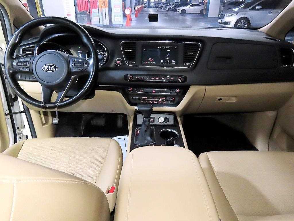 KIA Carnival - Vista 10
