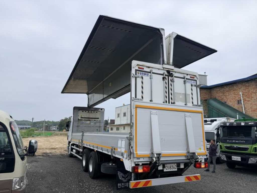 medium and large cargo truck - Vista 4