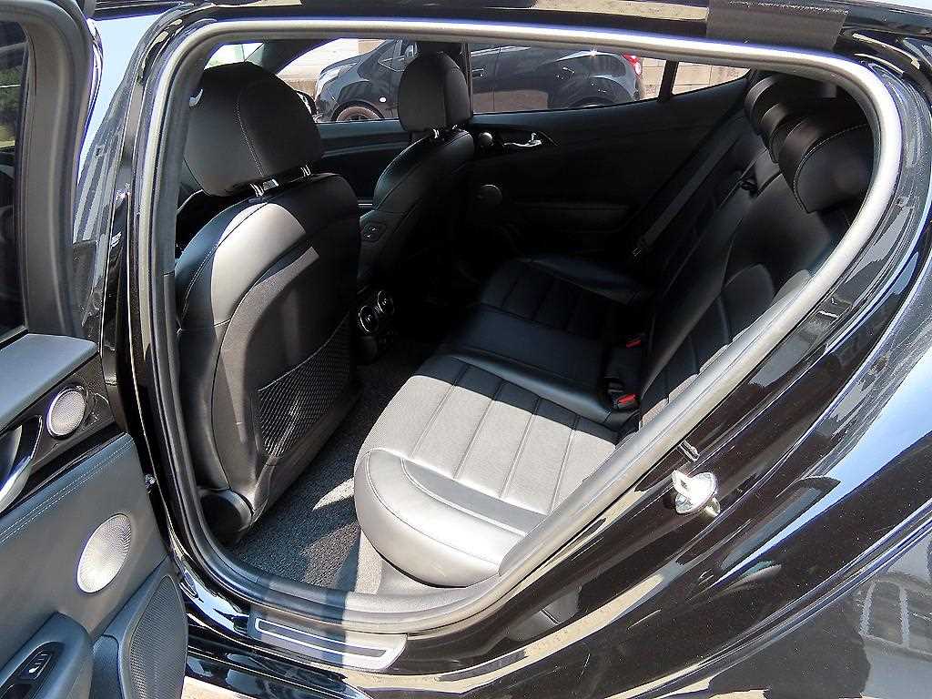 KIA Stinger - Vista 6
