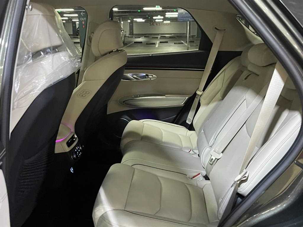 Genesis GV70 - Vista 8