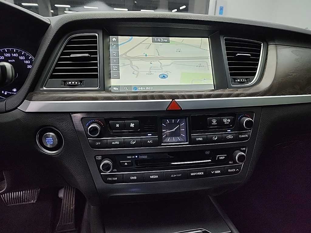 HYUNDAI Genesis - Vista 10