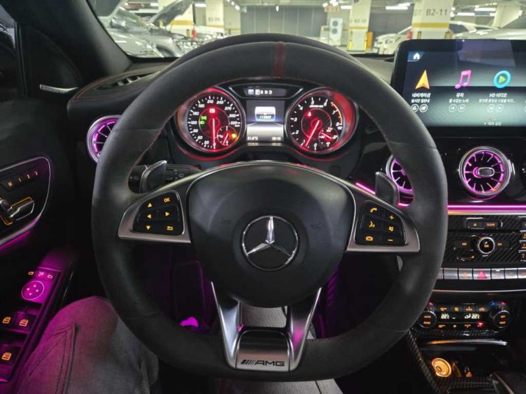 Mercedes Benz GLA Class - Vista 8