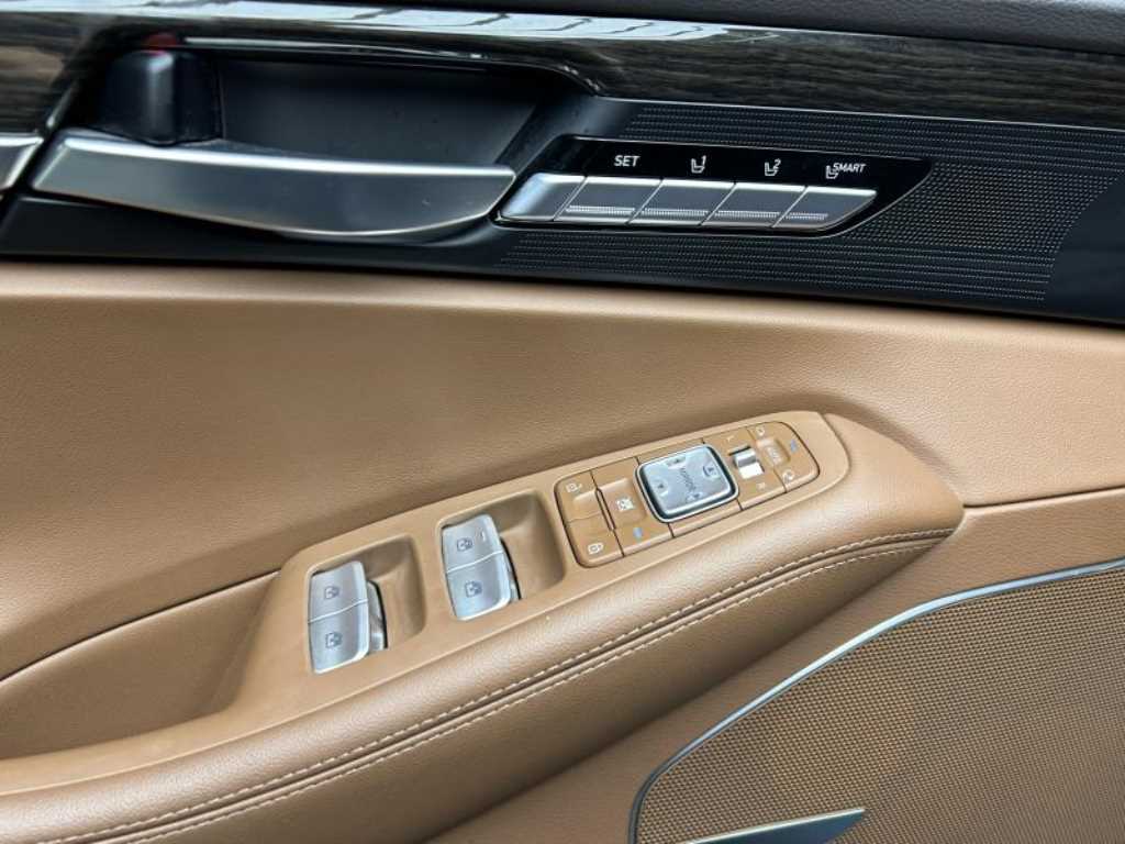 Genesis G90 - Vista 11
