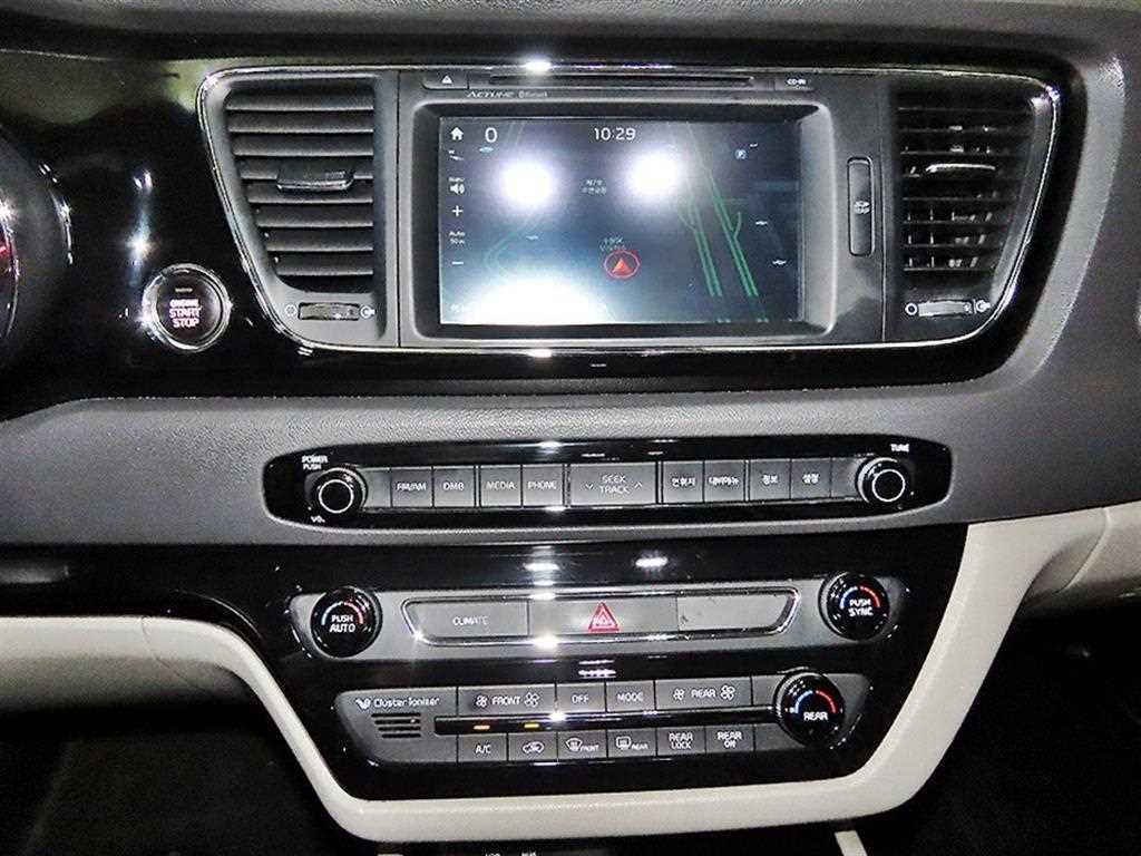 KIA Carnival - Vista 11