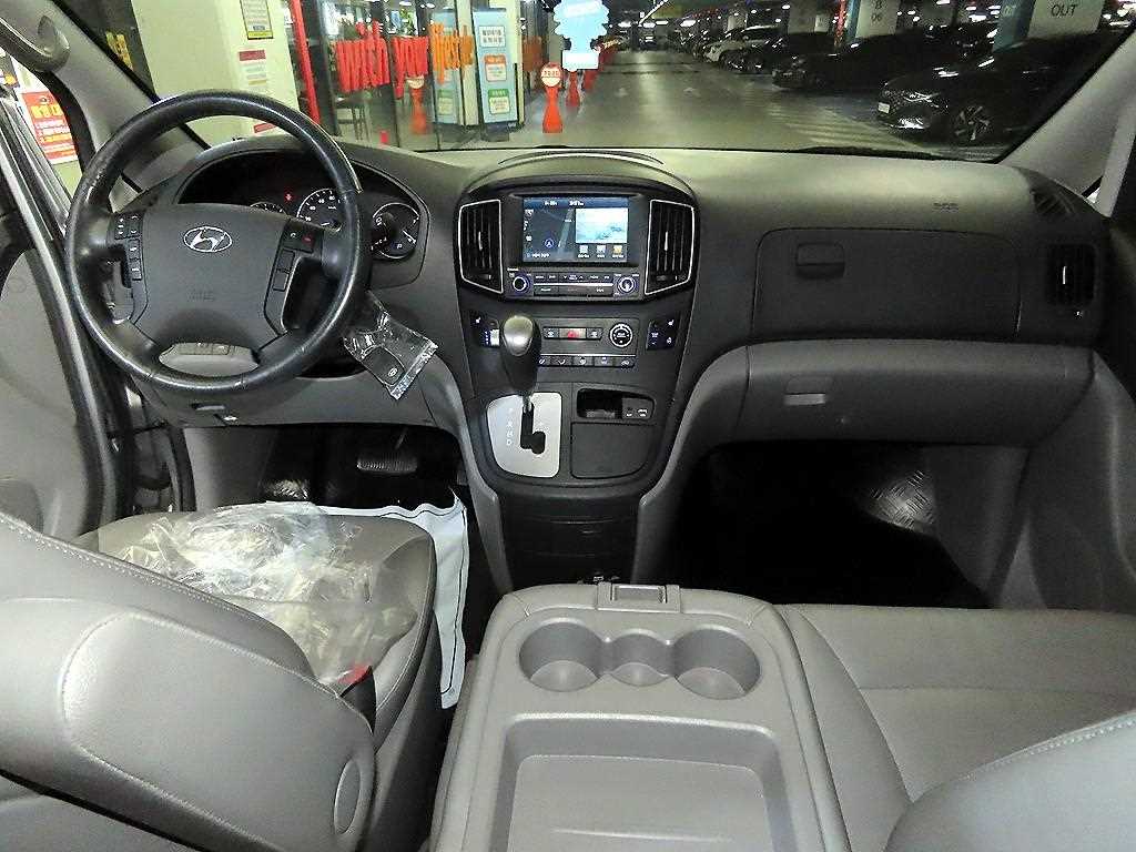 HYUNDAI Starex - Vista 10