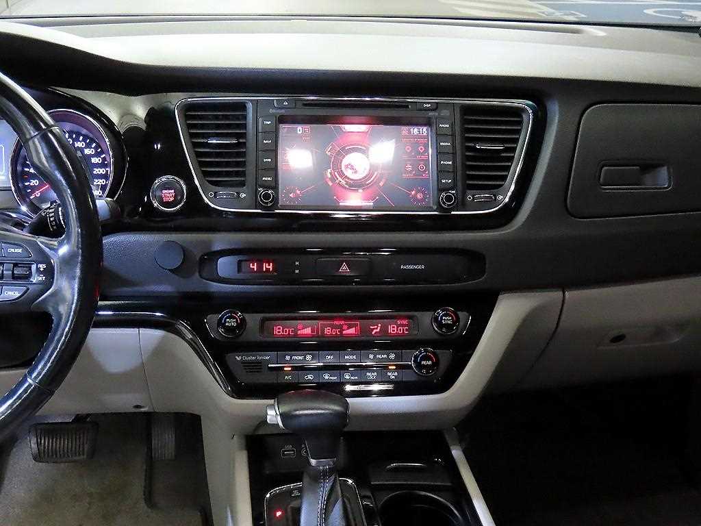KIA Carnival - Vista 12