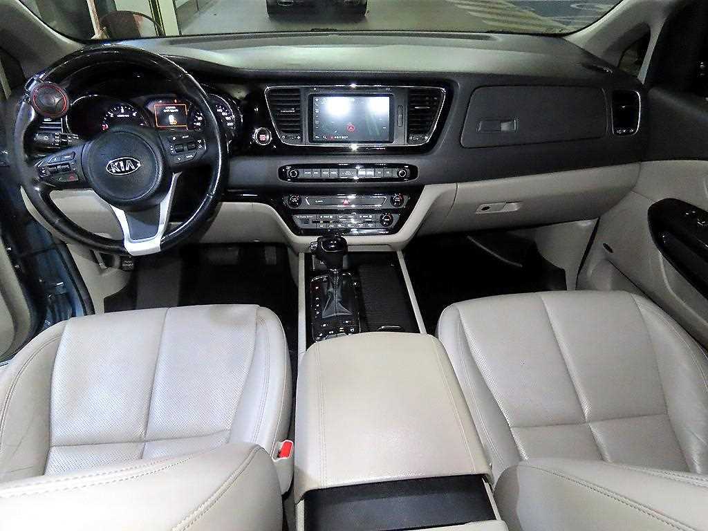 KIA Carnival - Vista 10
