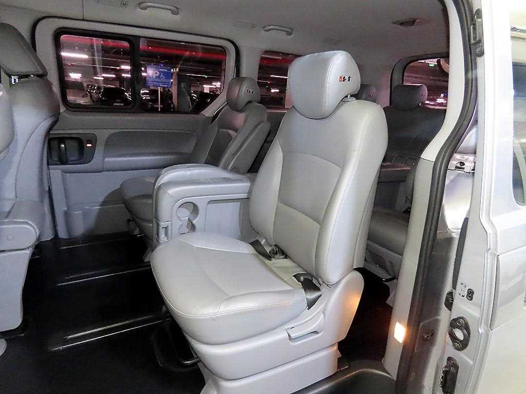 HYUNDAI Starex - Vista 7