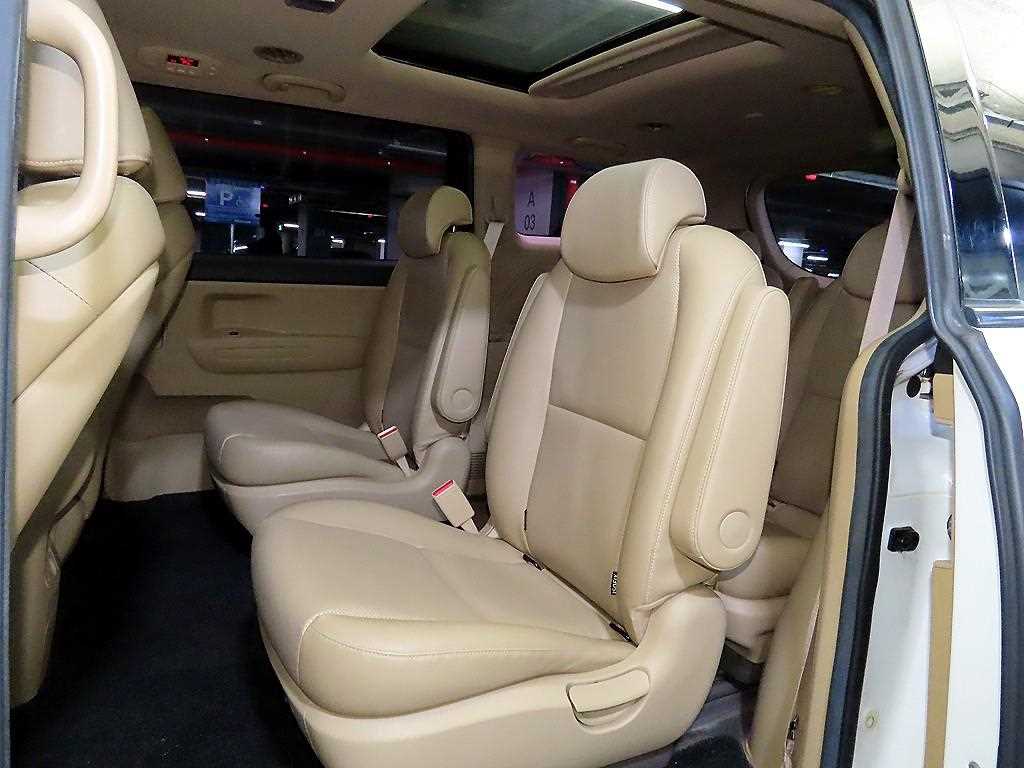 KIA Carnival - Vista 7