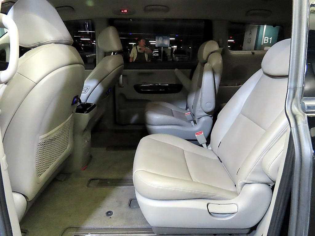 KIA Carnival - Vista 7