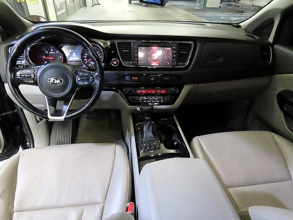 KIA Carnival - Vista 11